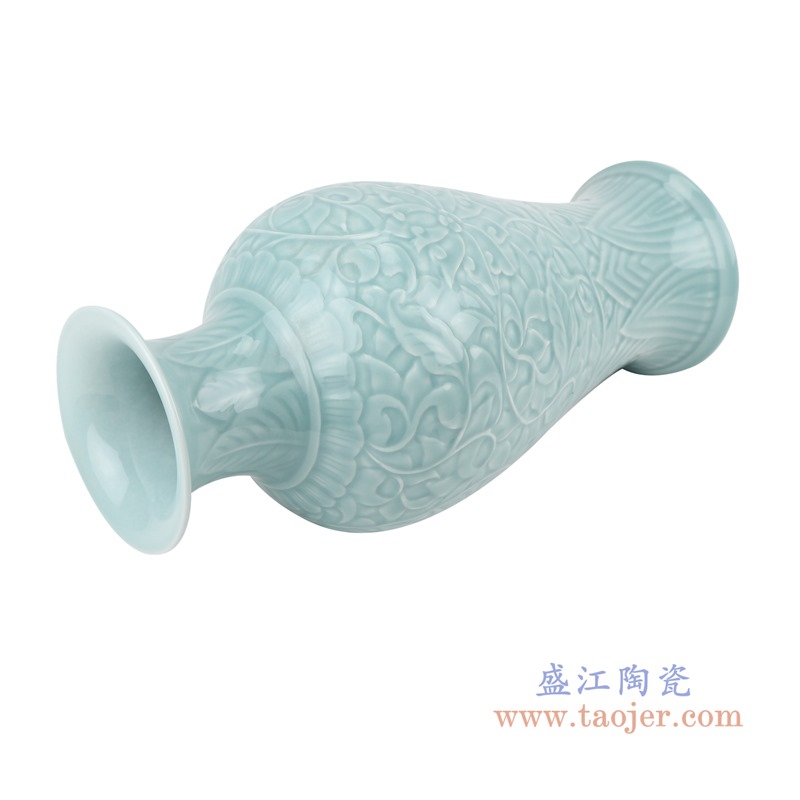 颜色釉影青雕刻缠枝莲鱼尾瓶;产品编号：RZTM01       产品尺寸(单位cm):  高：40.5直径：19口径：底径：14.5重量：3KG