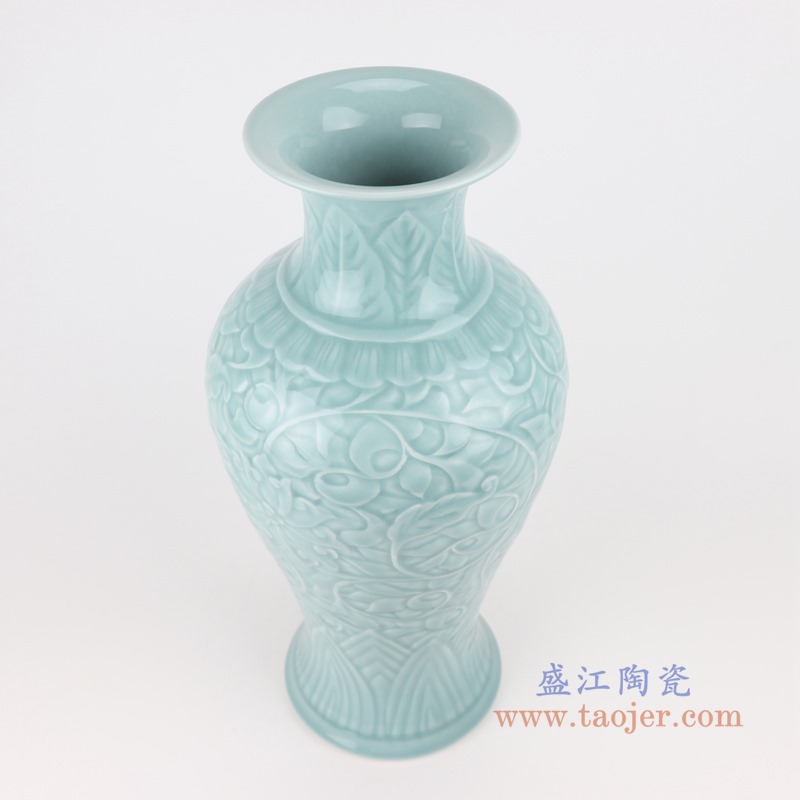 颜色釉影青雕刻缠枝莲鱼尾瓶;产品编号：RZTM01       产品尺寸(单位cm):  高：40.5直径：19口径：底径：14.5重量：3KG