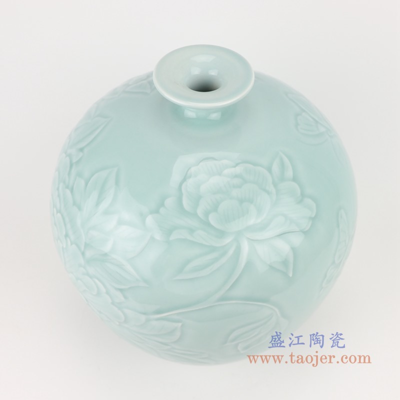 颜色釉影青雕刻牡丹纹石榴瓶;产品编号：RZTM05       产品尺寸(单位cm):  高：26.8直径：25口径：底径：12重量：3.4KG