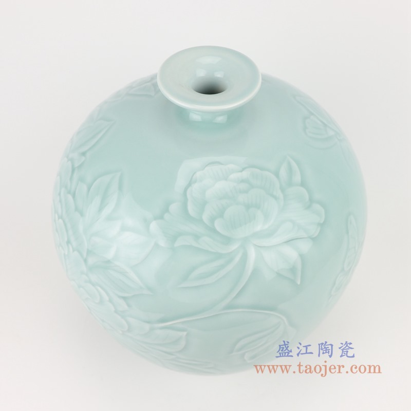 颜色釉影青雕刻牡丹纹石榴瓶;产品编号:RZTM05 产品尺寸(单位cm): 高:26.8直径:25口径:底径:12重量:3.4KG
