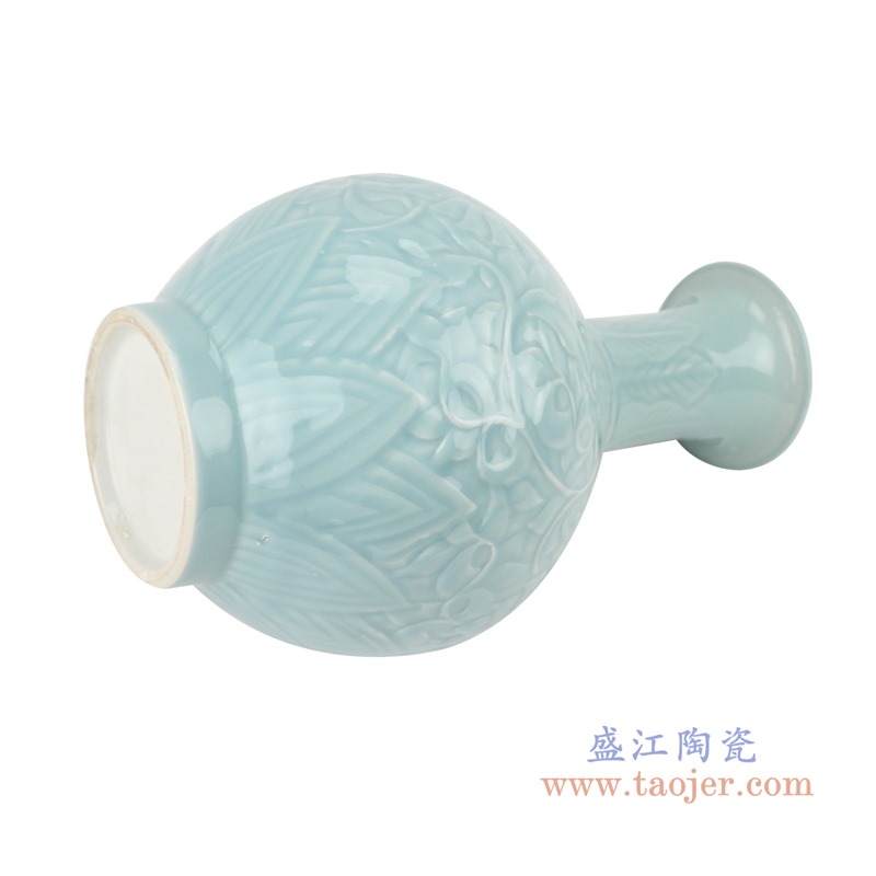 颜色釉影青雕刻缠枝莲赏瓶;产品编号：RZTM08       产品尺寸(单位cm):  高：36.2直径：22口径：底径：12重量：3.5KG