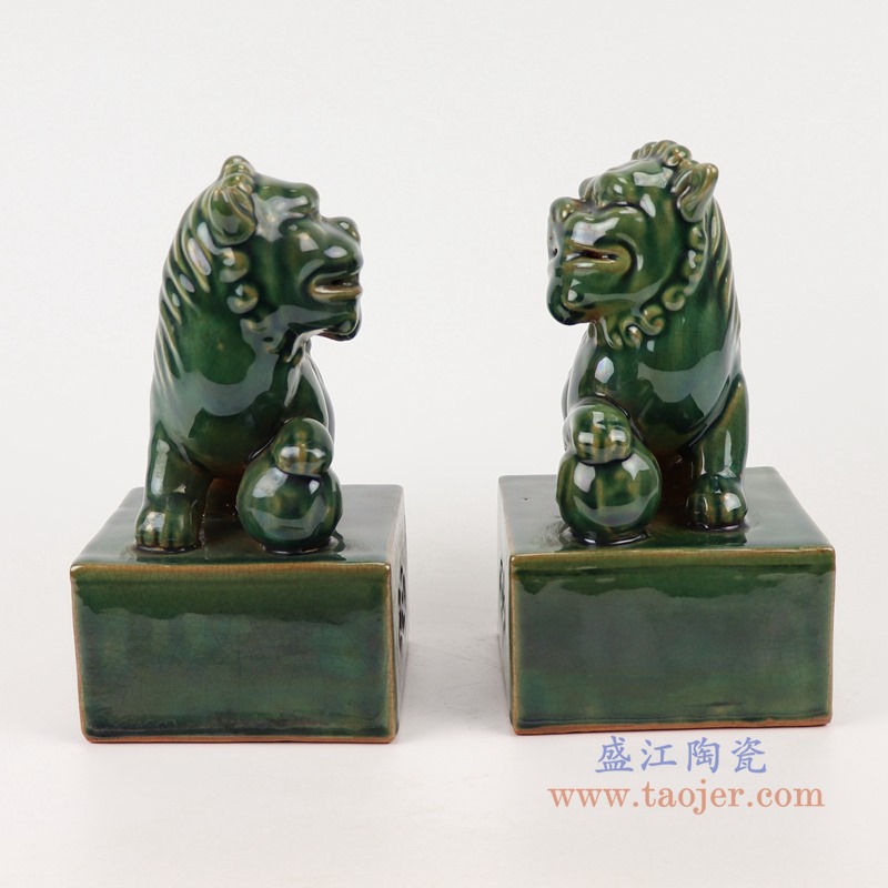 窑变颜色釉绿色狮子狗一对;产品编号：RZKR34 产品尺寸(单位cm): 高：22.5直径：15口径：底径：12.2重量：1.65KG