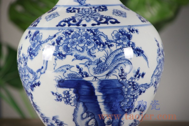 手绘青花花鸟花瓶;产品编号:RYCI44-A 产品尺寸(单位cm): 高:31.7直径:19.2口径:底径:9.5重量:2.2KG
