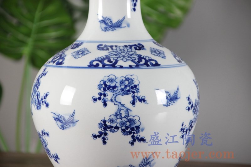 手绘青花花鸟花瓶;产品编号:RYCI44-A 产品尺寸(单位cm): 高:31.7直径:19.2口径:底径:9.5重量:2.2KG