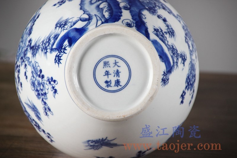 手绘青花花鸟花瓶;产品编号:RYCI44-A 产品尺寸(单位cm): 高:31.7直径:19.2口径:底径:9.5重量:2.2KG