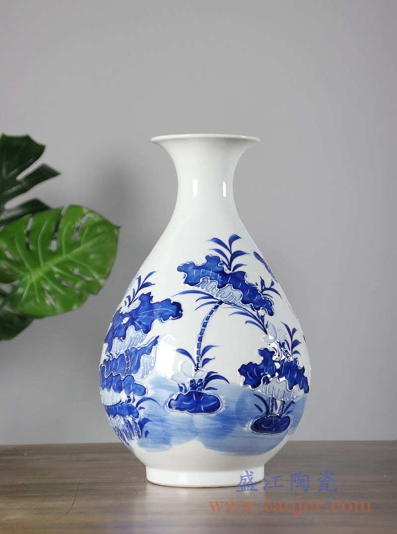 手绘青花雕刻花卉玉壶春花瓶;产品编号：RYCI45-A       产品尺寸(单位cm):  高：33.2直径：20.5口径：底径：11.5重量：2.5KG