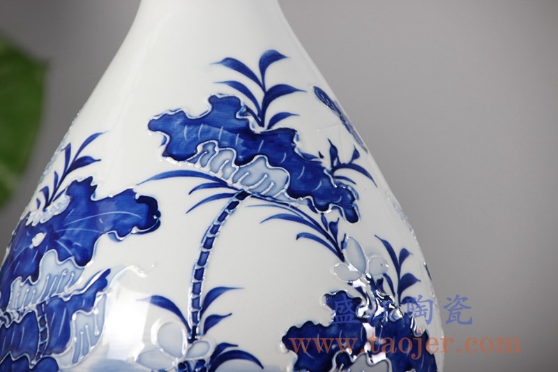 手绘青花雕刻花卉玉壶春花瓶;产品编号：RYCI45-A       产品尺寸(单位cm):  高：33.2直径：20.5口径：底径：11.5重量：2.5KG