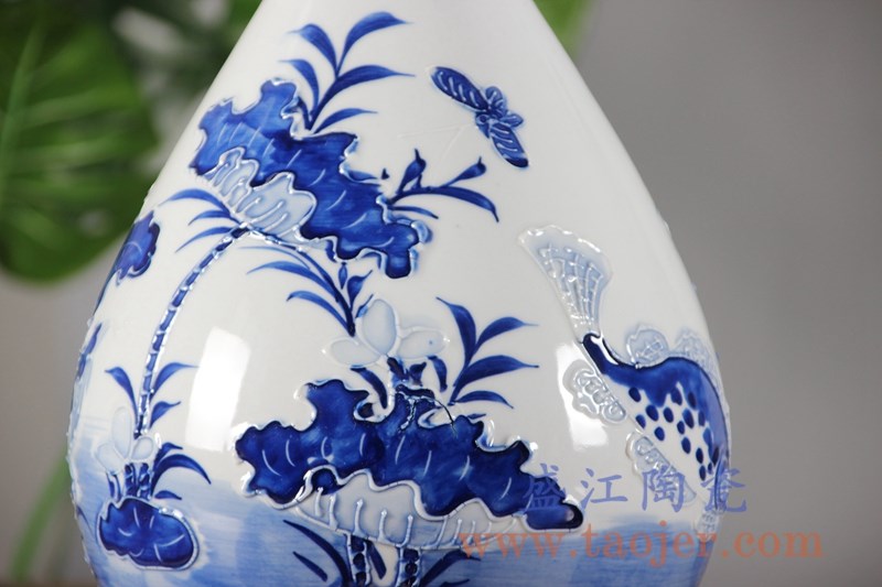 手绘青花雕刻花卉玉壶春花瓶;产品编号：RYCI45-A       产品尺寸(单位cm):  高：33.2直径：20.5口径：底径：11.5重量：2.5KG