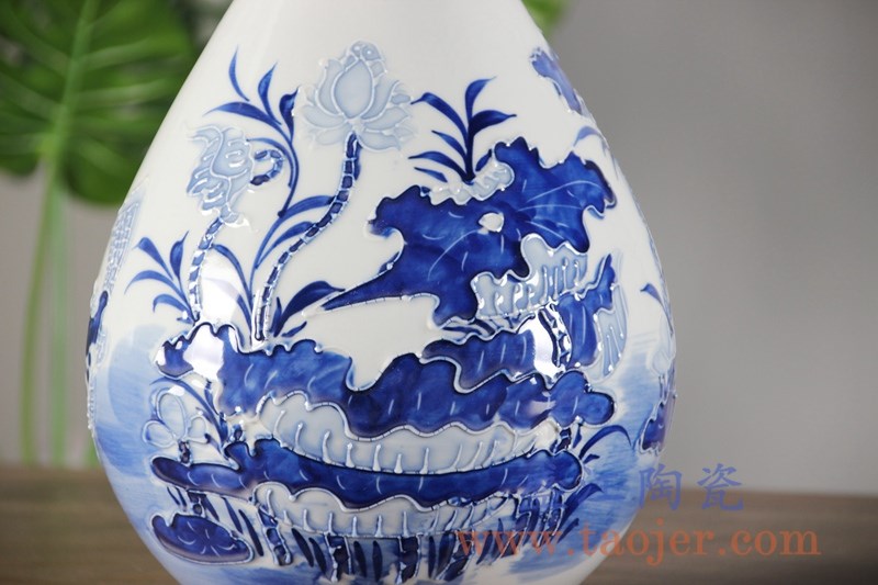 手绘青花雕刻花卉玉壶春花瓶;产品编号：RYCI45-A       产品尺寸(单位cm):  高：33.2直径：20.5口径：底径：11.5重量：2.5KG