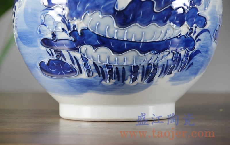 手绘青花雕刻花卉玉壶春花瓶;产品编号：RYCI45-A       产品尺寸(单位cm):  高：33.2直径：20.5口径：底径：11.5重量：2.5KG