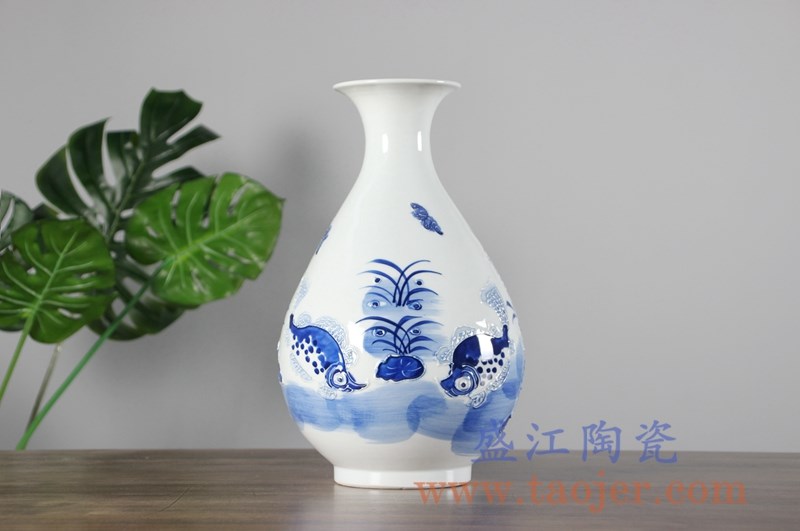 手绘青花雕刻花卉玉壶春花瓶;产品编号：RYCI45-A       产品尺寸(单位cm):  高：33.2直径：20.5口径：底径：11.5重量：2.5KG