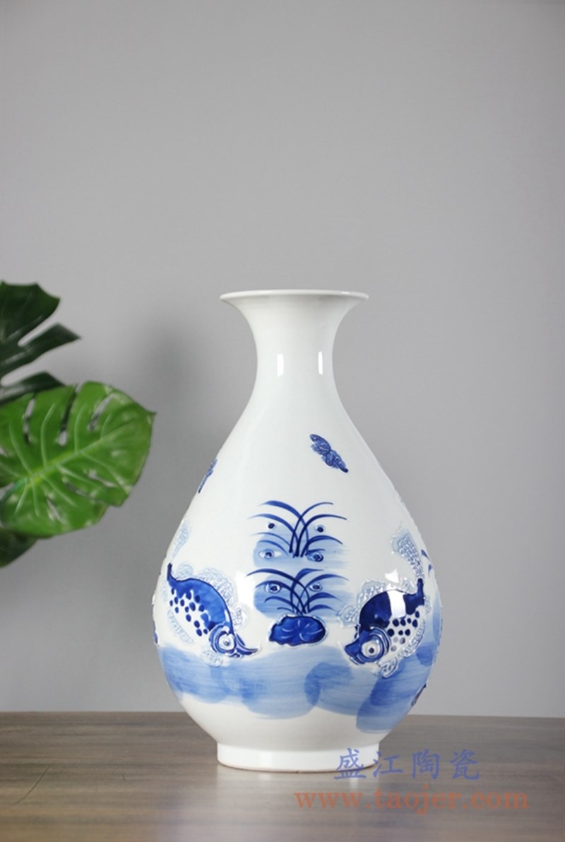 手绘青花雕刻花卉玉壶春花瓶;产品编号：RYCI45-A       产品尺寸(单位cm):  高：33.2直径：20.5口径：底径：11.5重量：2.5KG