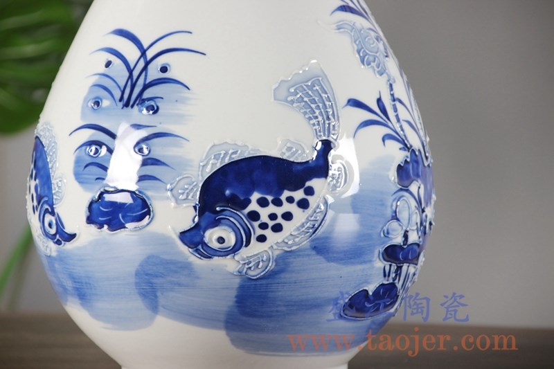 手绘青花雕刻花卉玉壶春花瓶;产品编号：RYCI45-A       产品尺寸(单位cm):  高：33.2直径：20.5口径：底径：11.5重量：2.5KG