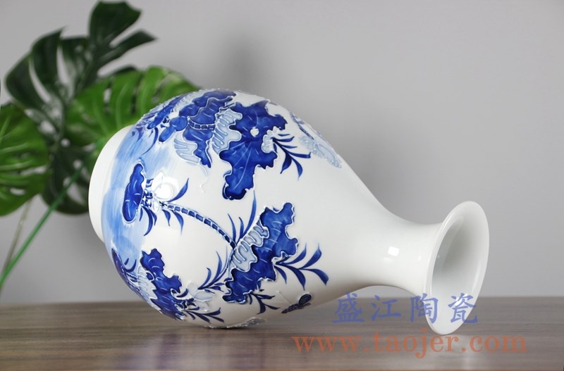 手绘青花雕刻花卉玉壶春花瓶;产品编号：RYCI45-A       产品尺寸(单位cm):  高：33.2直径：20.5口径：底径：11.5重量：2.5KG