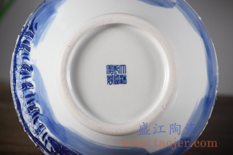 手绘青花雕刻花卉玉壶春花瓶;产品编号：RYCI45-A       产品尺寸(单位cm):  高：33.2直径：20.5口径：底径：11.5重量：2.5KG