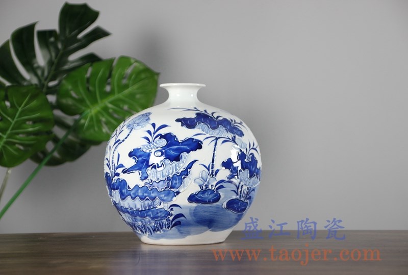 手工手绘雕刻青花荷花圆球瓶;产品编号：RYCI46-A       产品尺寸(单位cm):  高：21.5直径：21.8口径：底径：12重量：2.44KG