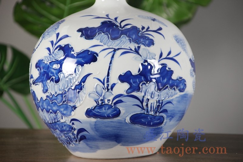 手工手绘雕刻青花荷花圆球瓶;产品编号：RYCI46-A       产品尺寸(单位cm):  高：21.5直径：21.8口径：底径：12重量：2.44KG