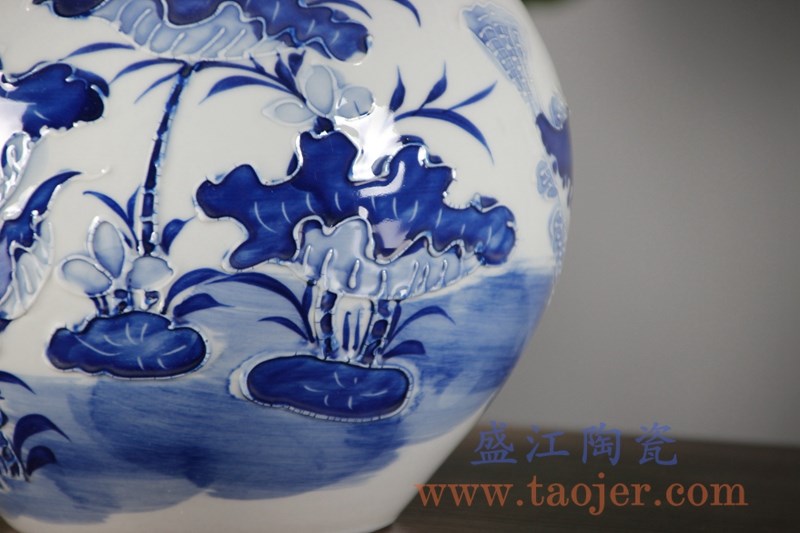 手工手绘雕刻青花荷花圆球瓶;产品编号：RYCI46-A       产品尺寸(单位cm):  高：21.5直径：21.8口径：底径：12重量：2.44KG