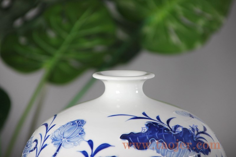 手工手绘雕刻青花荷花圆球瓶;产品编号：RYCI46-A       产品尺寸(单位cm):  高：21.5直径：21.8口径：底径：12重量：2.44KG