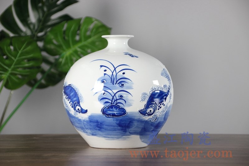 手工手绘雕刻青花荷花圆球瓶;产品编号：RYCI46-A       产品尺寸(单位cm):  高：21.5直径：21.8口径：底径：12重量：2.44KG