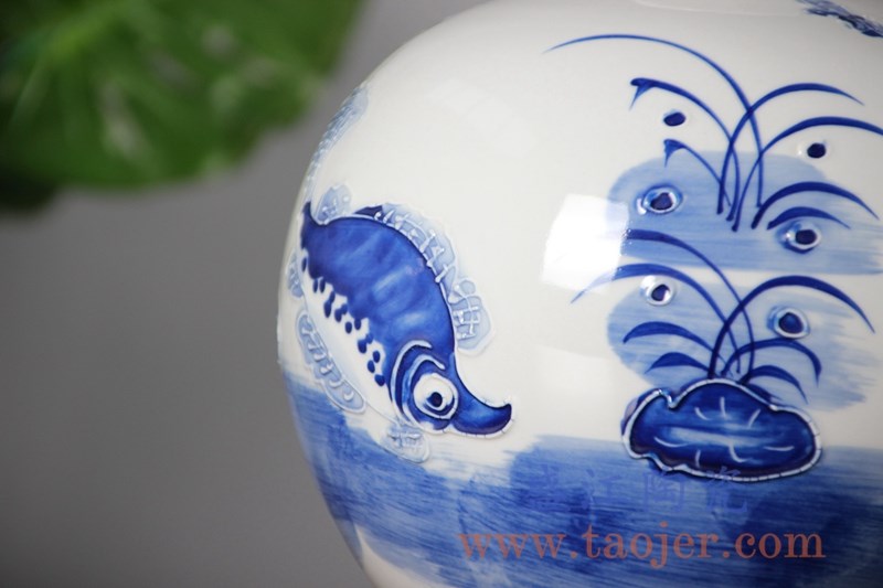 手工手绘雕刻青花荷花圆球瓶;产品编号：RYCI46-A       产品尺寸(单位cm):  高：21.5直径：21.8口径：底径：12重量：2.44KG