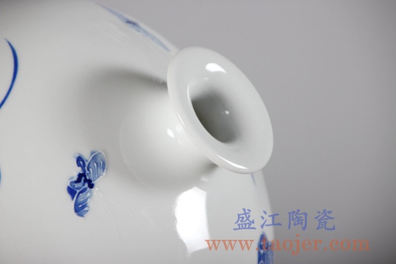 手工手绘雕刻青花荷花圆球瓶;产品编号：RYCI46-A       产品尺寸(单位cm):  高：21.5直径：21.8口径：底径：12重量：2.44KG