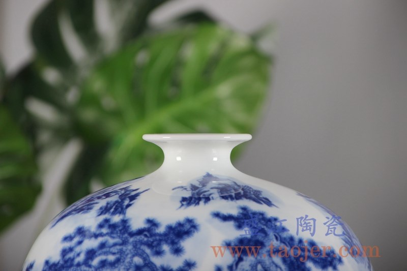 手绘青花山水圆球瓶;产品编号：RYCI46-b       产品尺寸(单位cm):  高：21.7直径：21.7口径：底径：11重量：2.28KG