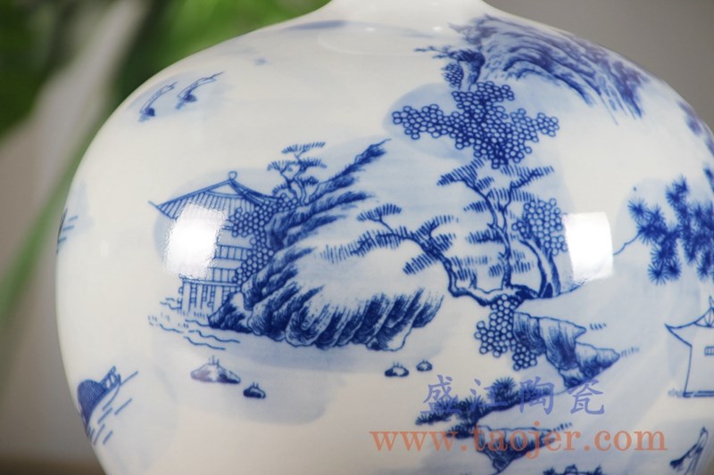 手绘青花山水圆球瓶;产品编号：RYCI46-b       产品尺寸(单位cm):  高：21.7直径：21.7口径：底径：11重量：2.28KG