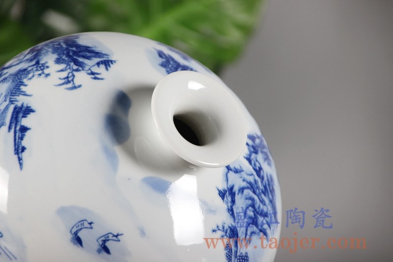 手绘青花山水圆球瓶;产品编号：RYCI46-b       产品尺寸(单位cm):  高：21.7直径：21.7口径：底径：11重量：2.28KG