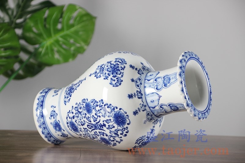 手绘青花寿字缠枝花瓶;产品编号：RYCI47-A       产品尺寸(单位cm):  高：31直径：17.6口径：底径：10.5重量：2.18KG