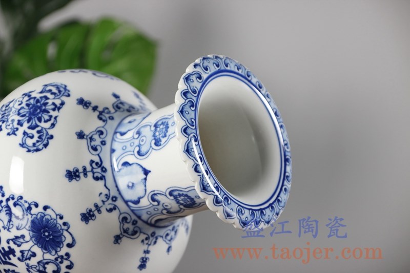 手绘青花寿字缠枝花瓶;产品编号：RYCI47-A       产品尺寸(单位cm):  高：31直径：17.6口径：底径：10.5重量：2.18KG