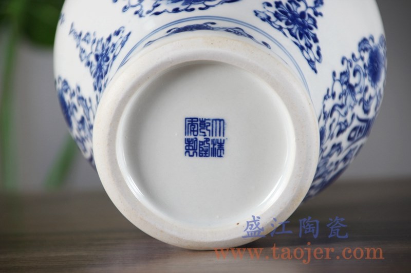 手绘青花寿字缠枝花瓶;产品编号：RYCI47-A       产品尺寸(单位cm):  高：31直径：17.6口径：底径：10.5重量：2.18KG