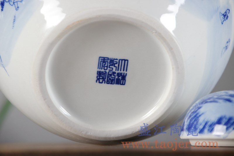 青花山水茶叶罐储物罐带盖密封;产品编号：RYCI51-a       产品尺寸(单位cm):  高：24.7直径：22口径：底径：11重量：2.66KG