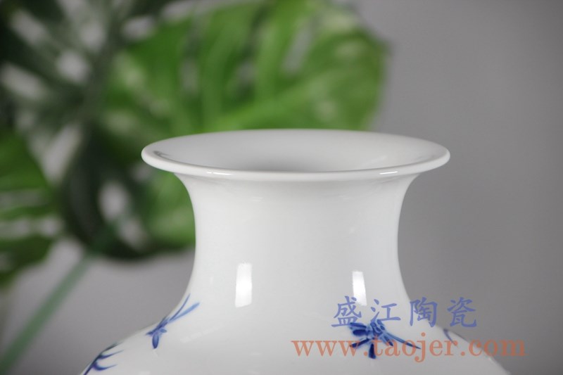 青花荷花雕刻花瓶;产品编号：RYCI53-A       产品尺寸(单位cm):  高：30.9直径：21口径：底径：10.7重量：2.68KG
