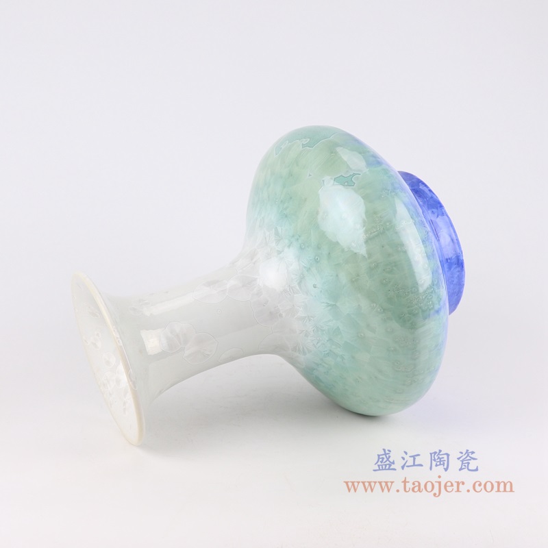 窑变结晶釉蓝白扁肚瓶;产品编号:RYYX11 产品尺寸(单位cm): 高:30.6直径:25.8口径:底径:13.3重量:4.35KG
