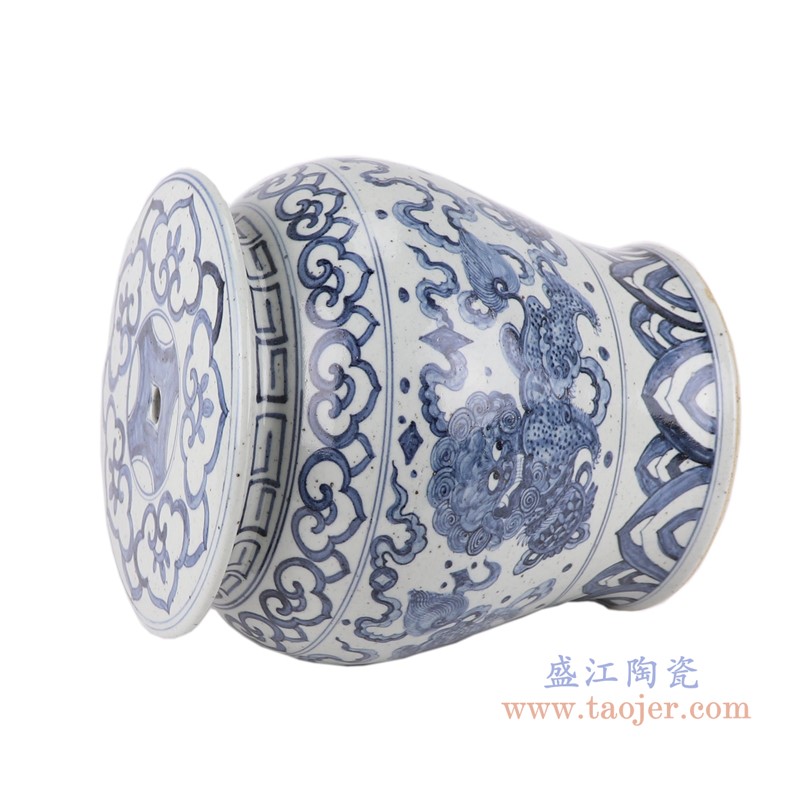 青花狮子戏球小凳子凉墩;产品编号：RZFB36       产品尺寸(单位cm):  高：27.7直径：25.5口径：底径：19.5重量：5.65KG