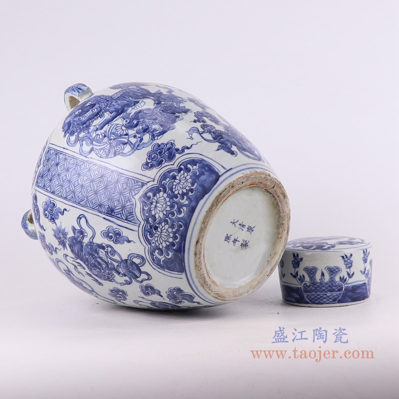 青花狮子戏球纹储物罐盖罐;产品编号:RZKJ16 产品尺寸(单位cm): 高:32.5直径:25.5口径:底径:13.9重量:3.4KG