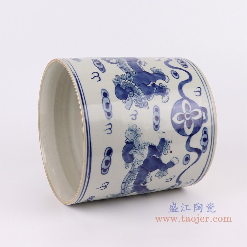 青花狮子纹笔筒;产品编号：RZKY05-D       产品尺寸(单位cm):  高：18.5直径：19口径：底径：17.5重量：2.6KG