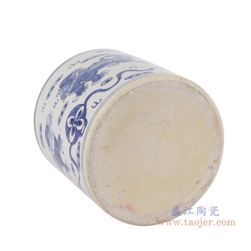 青花狮子纹笔筒;产品编号：RZKY05-D       产品尺寸(单位cm):  高：18.5直径：19口径：底径：17.5重量：2.6KG