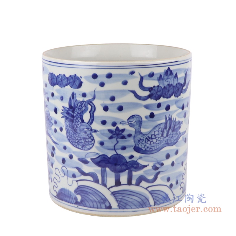 青花鸳鸯戏水笔筒;产品编号:RZKY33-A-L 产品尺寸(单位cm): 高:21.5直径:21口径:底径:20.3重量:3.8KG