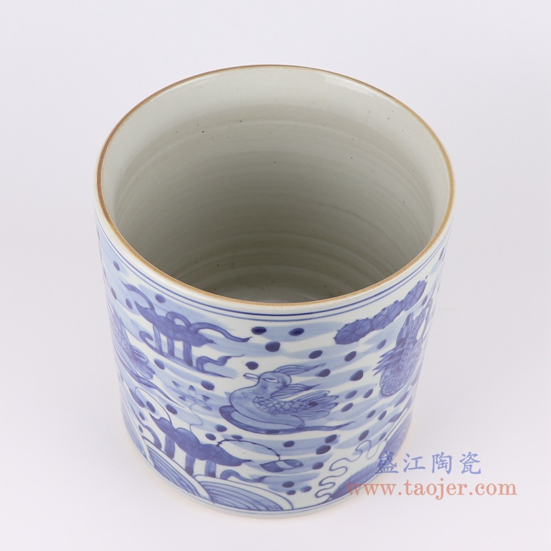 青花鸳鸯戏水笔筒;产品编号:RZKY33-A-L 产品尺寸(单位cm): 高:21.5直径:21口径:底径:20.3重量:3.8KG