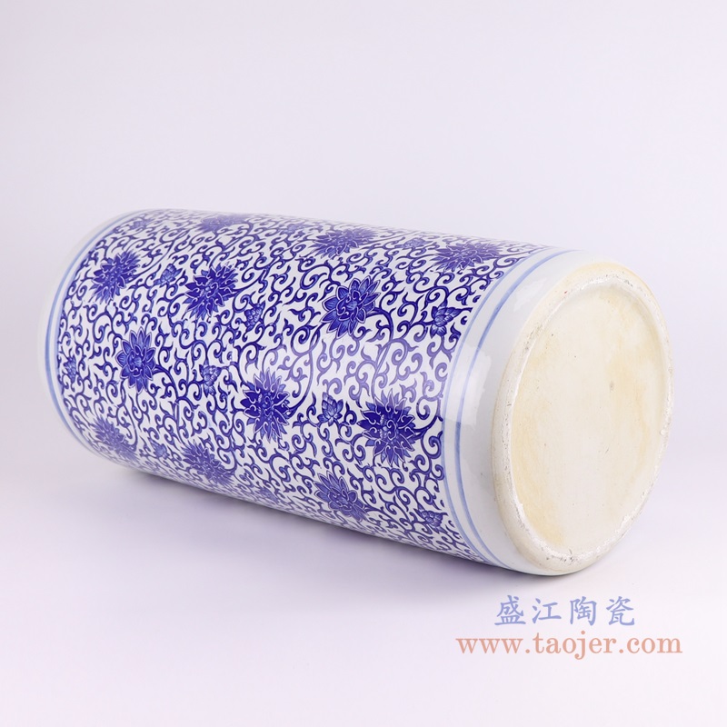 青花缠枝莲笔筒;产品编号:RZUA01-B 产品尺寸(单位cm): 高:48.5直径:23口径:底径:21重量:6KG
