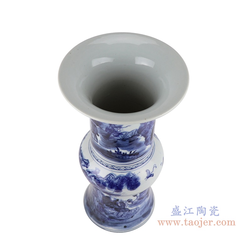 青花瓷（blue and white porcelain），又称白地青花瓷，常简称青花，是中国瓷器的主流品种之一，属釉下彩瓷。青花瓷是用含氧化钴的钴矿为原料，在陶瓷坯体上描绘纹饰，再罩上一层透明釉，经1300℃左右高温还原焰烧制而成。钴料烧成后呈蓝色，具有着色力强、发色鲜艳、烧成率高、呈色稳定的特点。汉族劳动人民制作瓷器的历史悠久，品种繁多。原始青花瓷于唐宋已见端倪，成熟的青花瓷则出现在元代景德镇的湖田窑。明代青花成为瓷器的主流。清康熙时发展到了顶峰。景德镇青花瓷以其烧造精致而独占熬头，造型优美，色彩绚丽，装饰精美，是景德镇四大传统名瓷之一，它无铅无毒，耐酸耐磨，面色经久不退，素有“永不凋谢的青花”之称。        本品坯胎全手工拉坯制作，釉面和青花料采用高档仿清颜料。瓶身山水风景图团花簇拥，构图优美，瓶颈花卉、圈足纹图和瓶身山水风景图交相辉映，相得益彰，层次清晰，瓷质温和细腻，釉色古朴清丽，晶莹丰润，清新养目，极具古意，具有较高的艺术欣赏和实用价值。