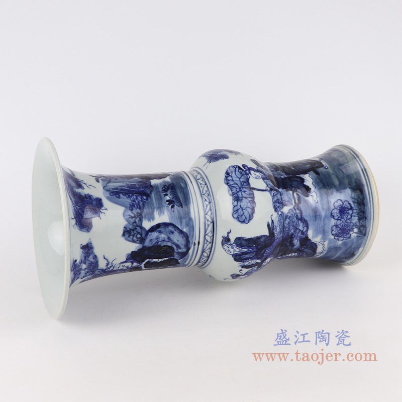 青花瓷（blue and white porcelain），又称白地青花瓷，常简称青花，是中国瓷器的主流品种之一，属釉下彩瓷。青花瓷是用含氧化钴的钴矿为原料，在陶瓷坯体上描绘纹饰，再罩上一层透明釉，经1300℃左右高温还原焰烧制而成。钴料烧成后呈蓝色，具有着色力强、发色鲜艳、烧成率高、呈色稳定的特点。汉族劳动人民制作瓷器的历史悠久，品种繁多。原始青花瓷于唐宋已见端倪，成熟的青花瓷则出现在元代景德镇的湖田窑。明代青花成为瓷器的主流。清康熙时发展到了顶峰。景德镇青花瓷以其烧造精致而独占熬头，造型优美，色彩绚丽，装饰精美，是景德镇四大传统名瓷之一，它无铅无毒，耐酸耐磨，面色经久不退，素有“永不凋谢的青花”之称。        本品坯胎全手工拉坯制作，釉面和青花料采用高档仿清颜料。瓶身山水风景图团花簇拥，构图优美，瓶颈花卉、圈足纹图和瓶身山水风景图交相辉映，相得益彰，层次清晰，瓷质温和细腻，釉色古朴清丽，晶莹丰润，清新养目，极具古意，具有较高的艺术欣赏和实用价值。