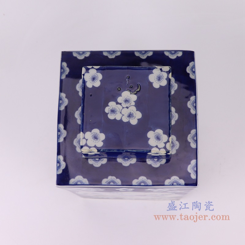 青花冰梅开窗博古纹四方茶叶罐,产品编号:RZUL02-A 产品尺寸(单位cm): 高30直径17.7口径底径重量3.5KG