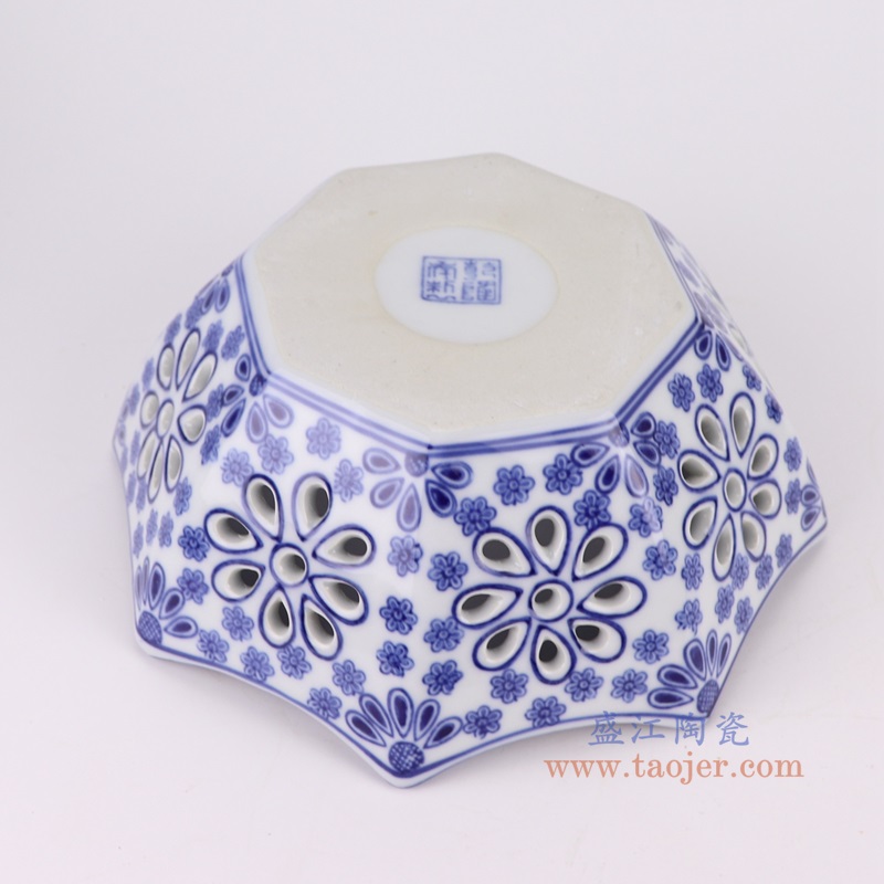 青花镂空八角果盘,产品编号:RXAE-FL16-204S 产品尺寸(单位cm): 高8.6直径21.9口径底径12重量0.8KG