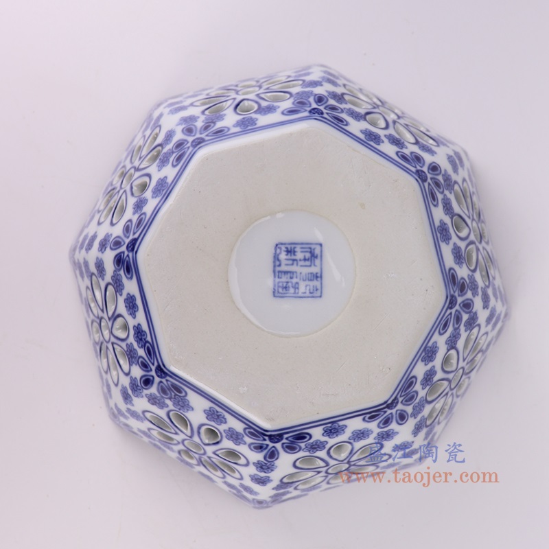 青花镂空八角果盘,产品编号:RXAE-FL16-204S 产品尺寸(单位cm): 高8.6直径21.9口径底径12重量0.8KG