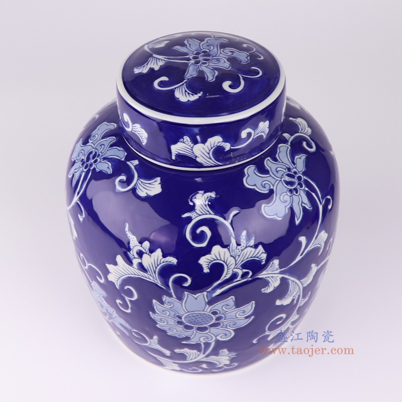 青花蓝底缠枝莲平顶罐,产品编号:RXAE-FL16-495 产品尺寸(单位cm): 高24直径20.2口径底径16.7重量2.02KG