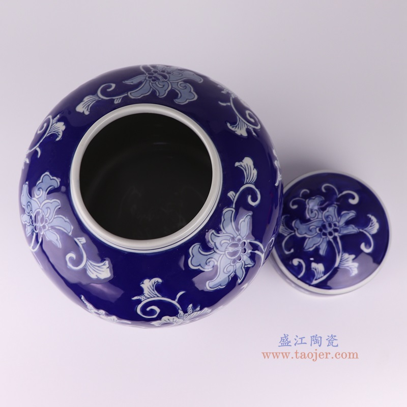 青花蓝底缠枝莲平顶罐,产品编号:RXAE-FL16-495 产品尺寸(单位cm): 高24直径20.2口径底径16.7重量2.02KG