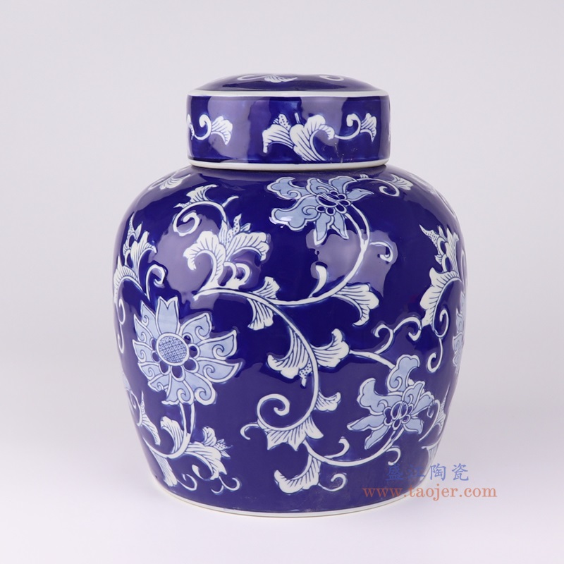 青花蓝底缠枝莲平顶罐,产品编号:RXAE-FL16-495 产品尺寸(单位cm): 高24直径20.2口径底径16.7重量2.02KG